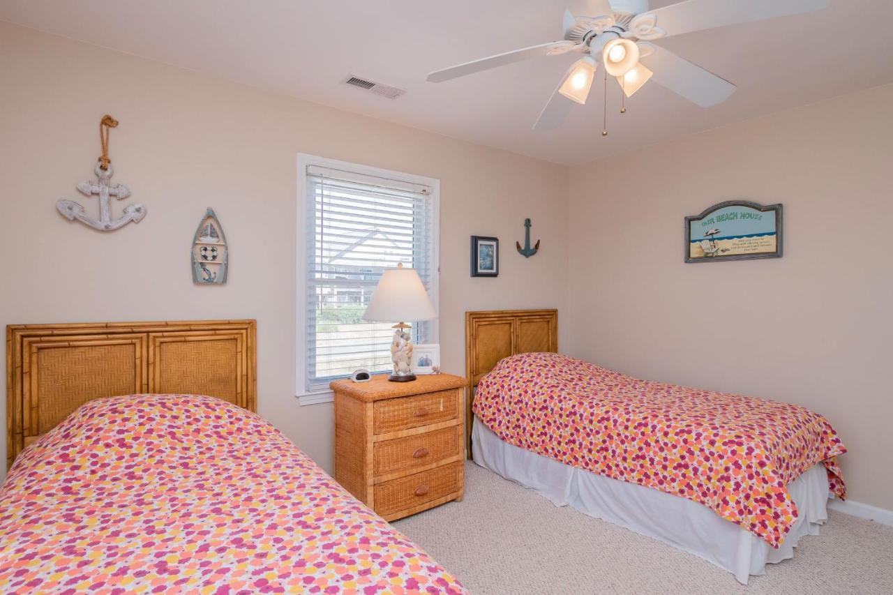 Katie Lou'S Place By Oak Island Accommodations Caswell Beach Exterior photo